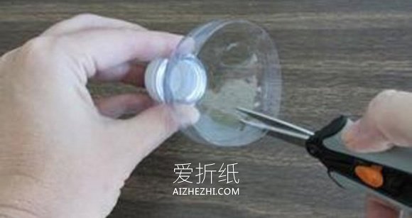 怎么用矿泉水瓶做花 手工制作塑料花的方法- www.aizhezhi.com