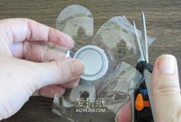 怎么用矿泉水瓶做花 手工制作塑料花的方法- www.aizhezhi.com