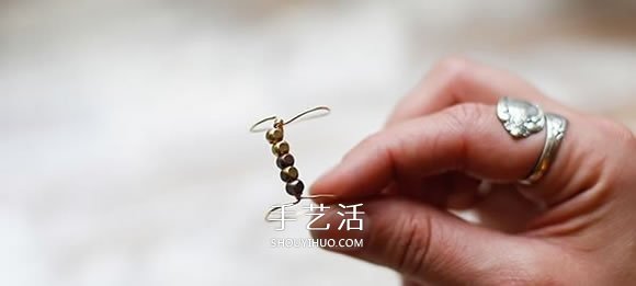 简易双环戒指的做法 DIY金属丝串珠戒指图解- www.aizhezhi.com