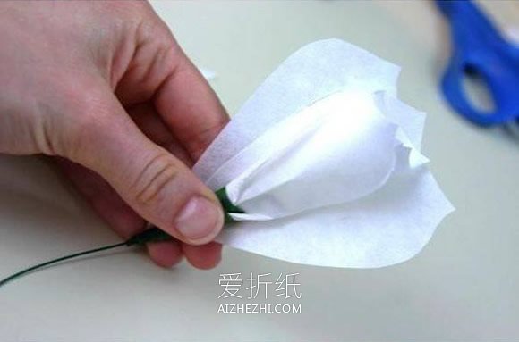 怎么用餐巾纸做花朵 手工制作餐巾纸花图解- www.aizhezhi.com