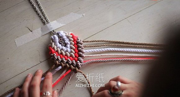 怎么编织鱼形项链坠 手工编织民族风项链图解- www.aizhezhi.com