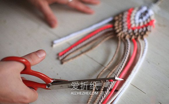 怎么编织鱼形项链坠 手工编织民族风项链图解- www.aizhezhi.com