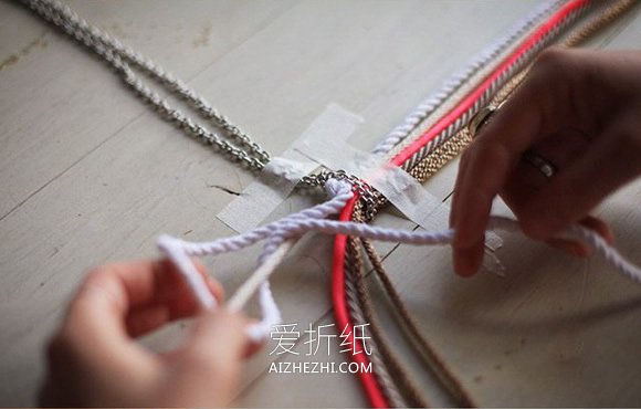 怎么编织鱼形项链坠 手工编织民族风项链图解- www.aizhezhi.com