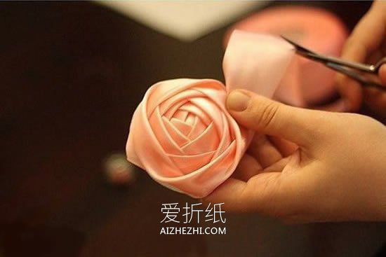 怎么做缎带玫瑰花图解 缎带手捧花手工制作- www.aizhezhi.com