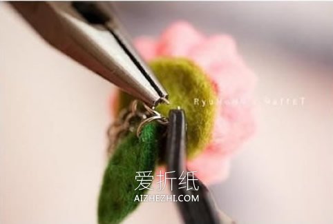 怎么做不织布花朵指环 手工布艺花朵戒指制作- www.aizhezhi.com