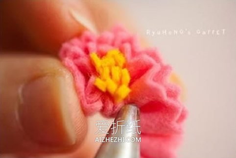 怎么做不织布花朵指环 手工布艺花朵戒指制作- www.aizhezhi.com