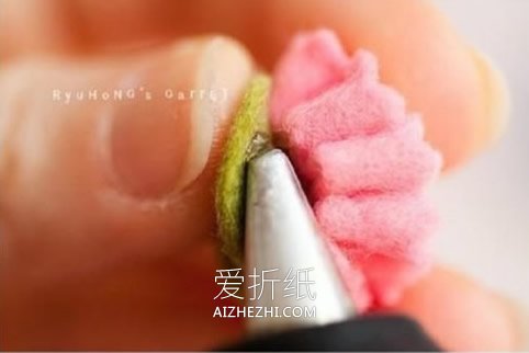 怎么做不织布花朵指环 手工布艺花朵戒指制作- www.aizhezhi.com