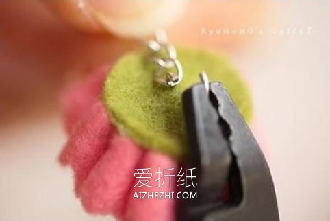 怎么做不织布花朵指环 手工布艺花朵戒指制作- www.aizhezhi.com