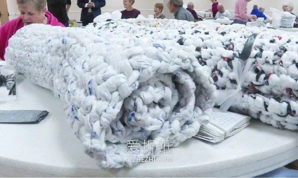 呼吁环境保护：把塑料袋编织成流浪汉的睡垫- www.aizhezhi.com