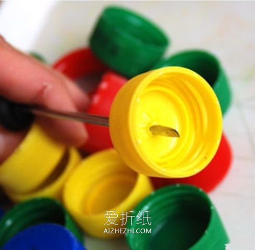 怎么做玩具小蛇图解 塑料瓶盖手工制作玩具蛇- www.aizhezhi.com