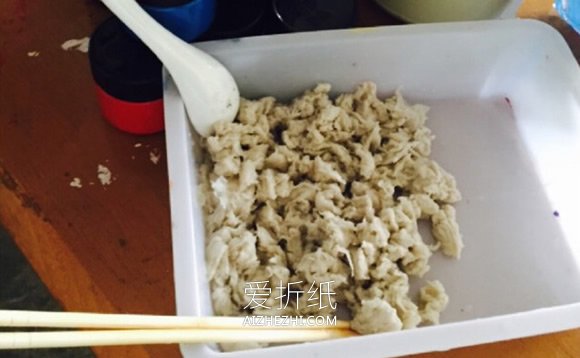 怎么做彩虹餐盘画 卫生纸当颜料制作餐盘画- www.aizhezhi.com