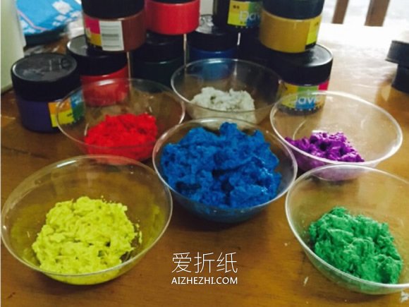 怎么做彩虹餐盘画 卫生纸当颜料制作餐盘画- www.aizhezhi.com