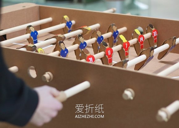 纸箱废物利用 手工制作桌上足球桌的作品图片- www.aizhezhi.com