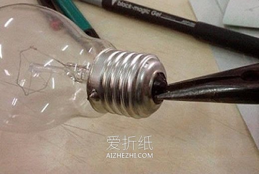 怎么把灯泡做成花盆 简单灯泡花盆手工制作- www.aizhezhi.com