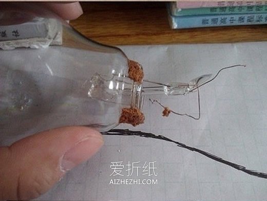 怎么把灯泡做成花盆 简单灯泡花盆手工制作- www.aizhezhi.com