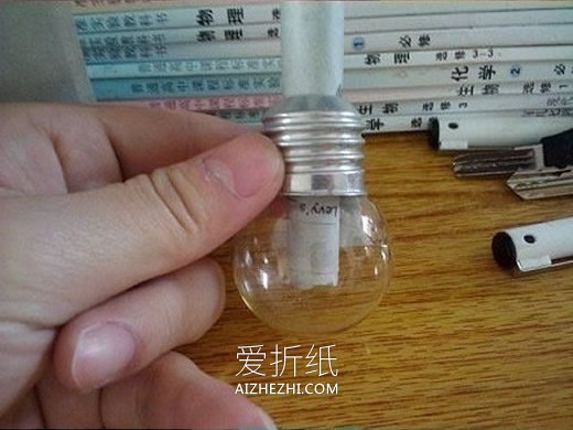 怎么把灯泡做成花盆 简单灯泡花盆手工制作- www.aizhezhi.com