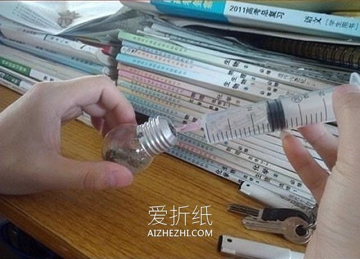 怎么把灯泡做成花盆 简单灯泡花盆手工制作- www.aizhezhi.com