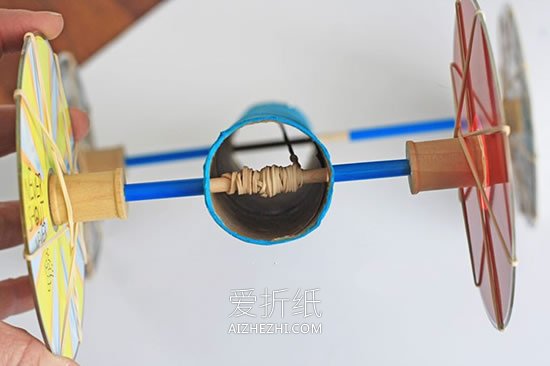 怎么做皮筋动力小车 皮筋动力车手工制作教程- www.aizhezhi.com