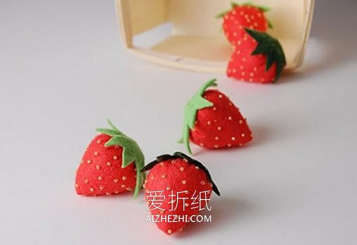 怎么做不织布草莓图解 手工布艺草莓制作方法- www.aizhezhi.com
