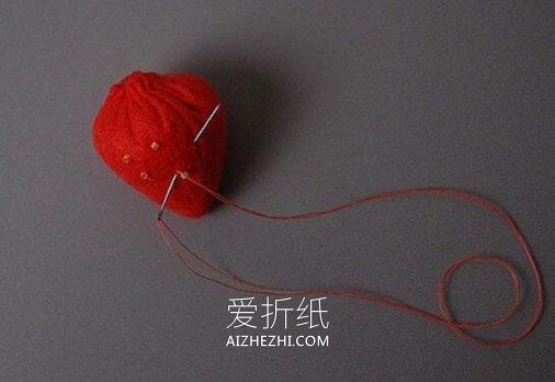 怎么做不织布草莓图解 手工布艺草莓制作方法- www.aizhezhi.com