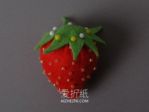 怎么做不织布草莓图解 手工布艺草莓制作方法- www.aizhezhi.com