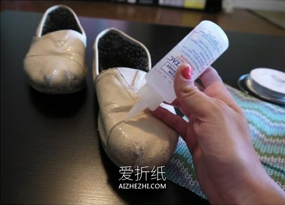 怎么用布片改造旧鞋子 旧鞋子鞋面改造方法- www.aizhezhi.com