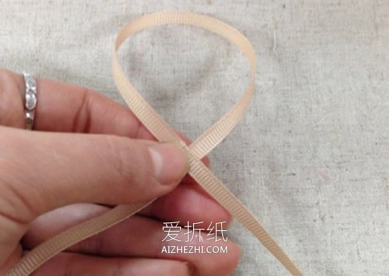 怎么做玫瑰花胸花图解 缎带玫瑰花胸花制作- www.aizhezhi.com