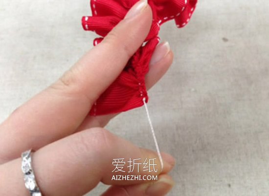 怎么做玫瑰花胸花图解 缎带玫瑰花胸花制作- www.aizhezhi.com