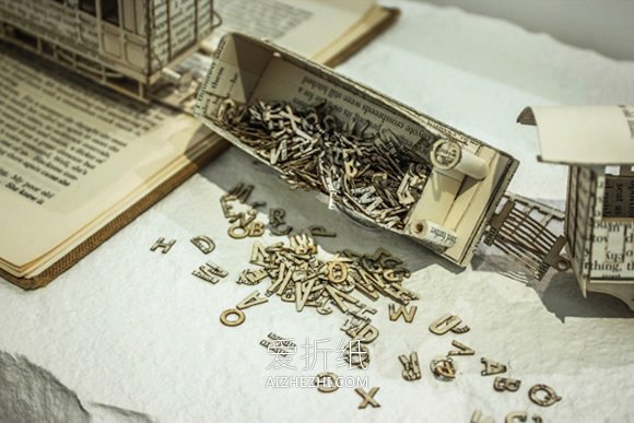 旧书变废为宝的做法 变成精致纸模型和纸雕- www.aizhezhi.com