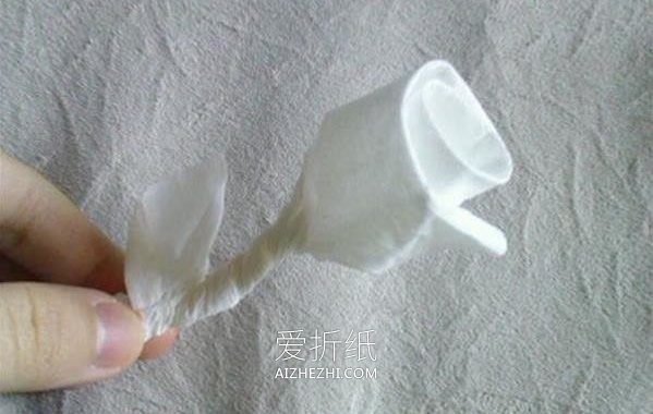 如何把餐巾纸折成玫瑰 餐巾纸玫瑰花的折法- www.aizhezhi.com