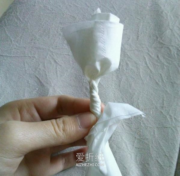 如何把餐巾纸折成玫瑰 餐巾纸玫瑰花的折法- www.aizhezhi.com
