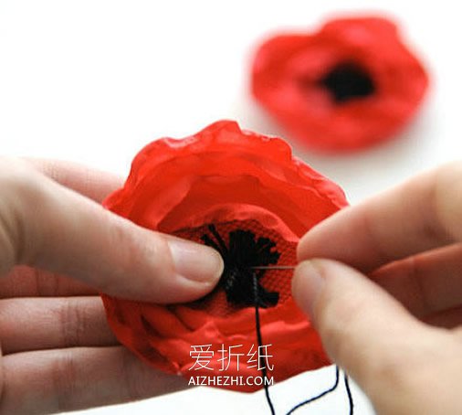 怎么把丝绸做成花朵 用来装饰礼品包装盒图解- www.aizhezhi.com