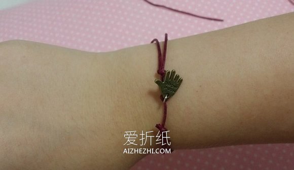 小清新手绳怎么编织 简单又可爱手绳的编法- www.aizhezhi.com