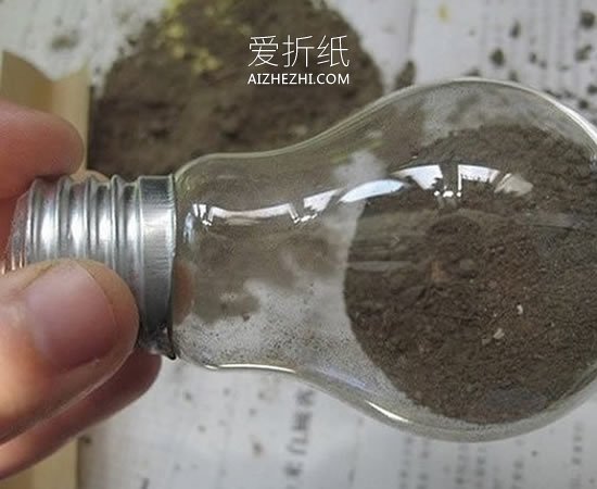 怎么做灯泡花盆的方法 灯泡废物利用制作盆栽- www.aizhezhi.com