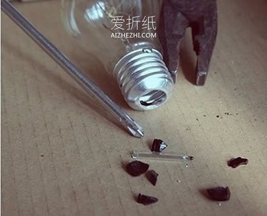 怎么做灯泡花盆的方法 灯泡废物利用制作盆栽- www.aizhezhi.com