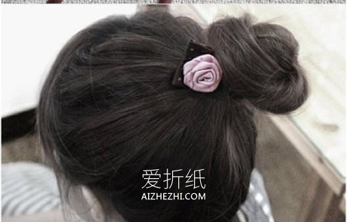 缎带玫瑰花头绳怎么做 漂亮缎带头饰手工制作- www.aizhezhi.com