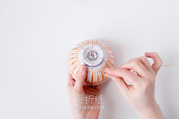 怎么做铜丝鸡蛋篮图解 铜丝手工制作鸡蛋篮子- www.aizhezhi.com