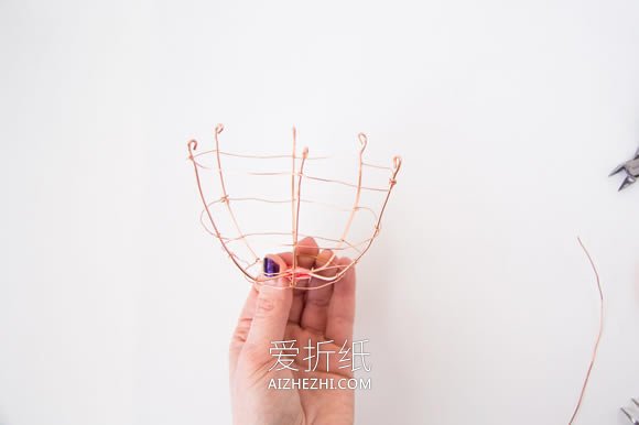 怎么做铜丝鸡蛋篮图解 铜丝手工制作鸡蛋篮子- www.aizhezhi.com