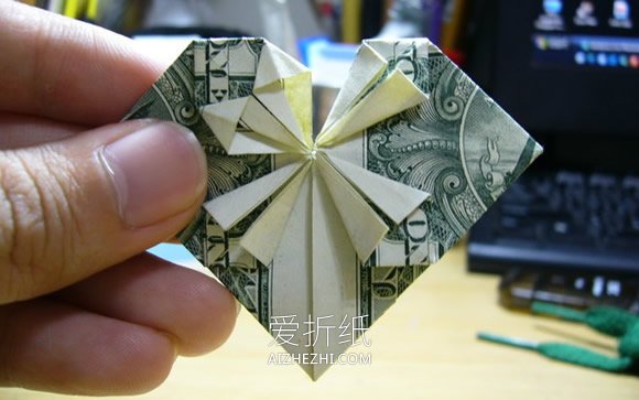 怎么折纸美元爱心 带星星图案纸币爱心的折法- www.aizhezhi.com
