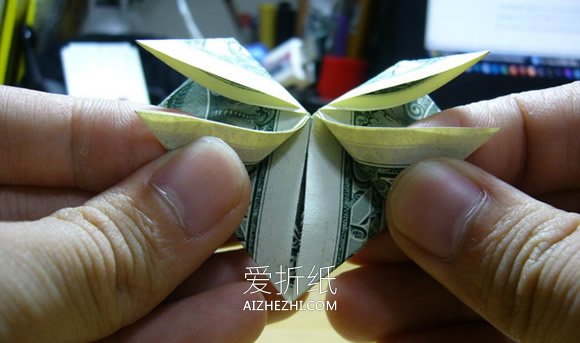 怎么折纸美元爱心 带星星图案纸币爱心的折法- www.aizhezhi.com