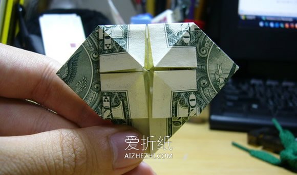 怎么折纸美元爱心 带星星图案纸币爱心的折法- www.aizhezhi.com