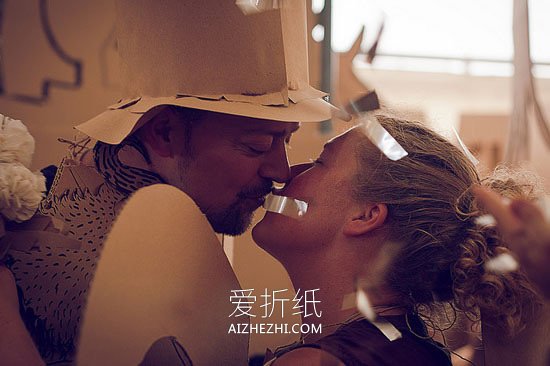 成人怎么玩瓦楞纸图片 创意瓦楞纸狂欢派对- www.aizhezhi.com