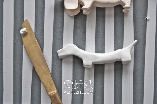 怎么做粘土筷子架图解 腊肠狗筷子架手工制作- www.aizhezhi.com