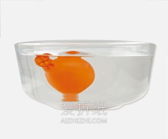 简单有趣的浮力小实验 让气球在水中浮起沉下- www.aizhezhi.com