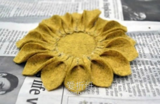 怎么做不织布莲花图解 手工布艺莲花饰品教程- www.aizhezhi.com