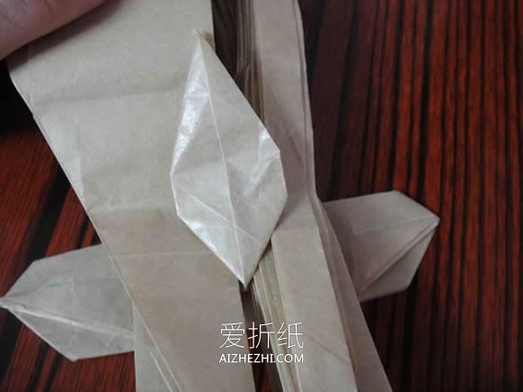 怎么折纸灼眼的夏娜 拿剑女生的详细折法图解- www.aizhezhi.com