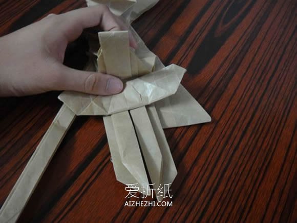 怎么折纸灼眼的夏娜 拿剑女生的详细折法图解- www.aizhezhi.com