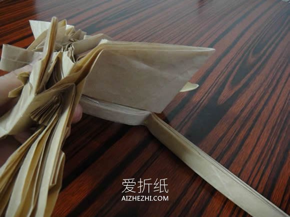 怎么折纸灼眼的夏娜 拿剑女生的详细折法图解- www.aizhezhi.com