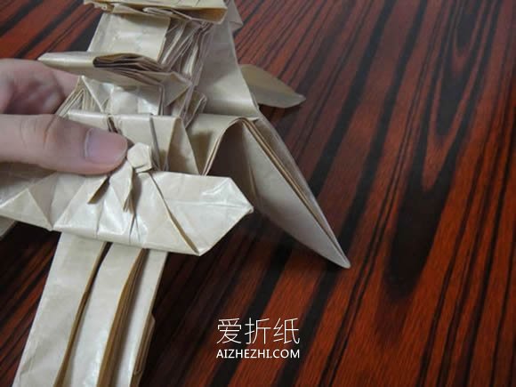 怎么折纸灼眼的夏娜 拿剑女生的详细折法图解- www.aizhezhi.com