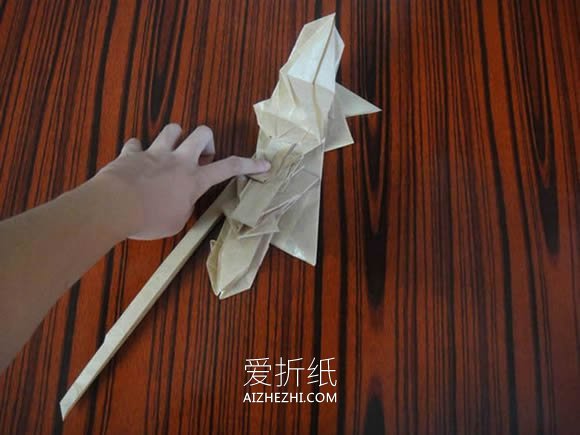 怎么折纸灼眼的夏娜 拿剑女生的详细折法图解- www.aizhezhi.com